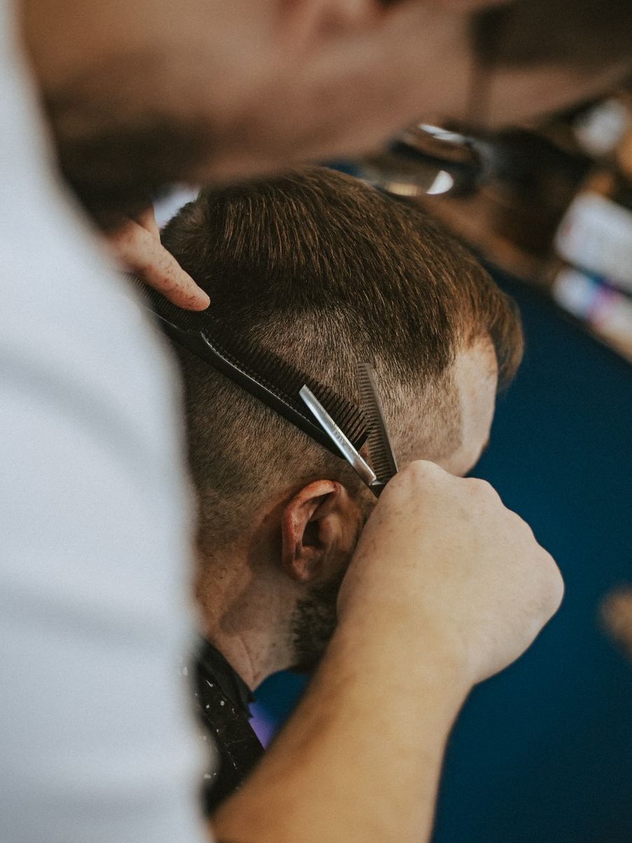 Präziser Haarschnitt in Nahaufnahme beim Friseur