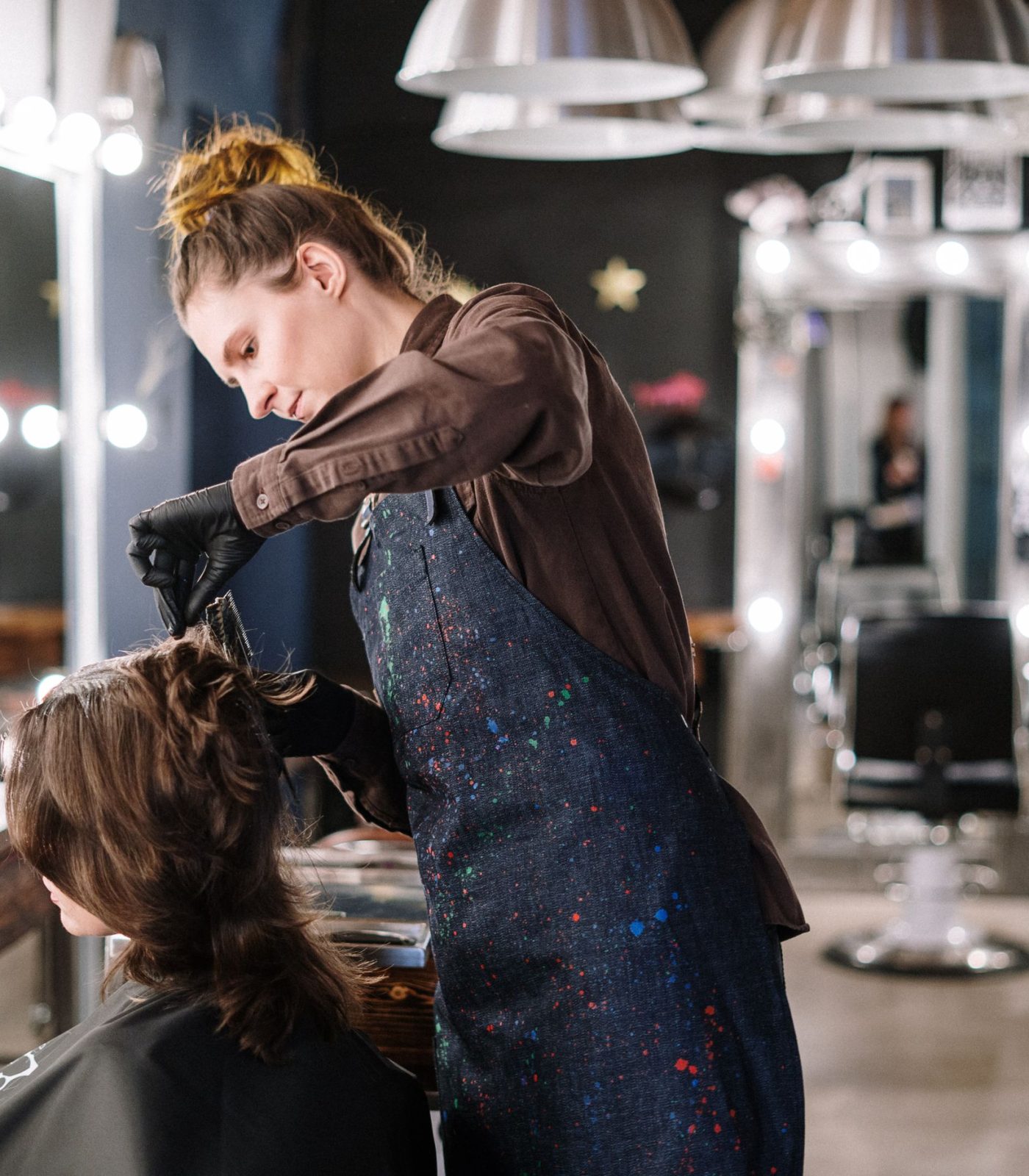 Friseurin stylt die Haare einer Kundin im Salonspiegel bei Frisurentreff