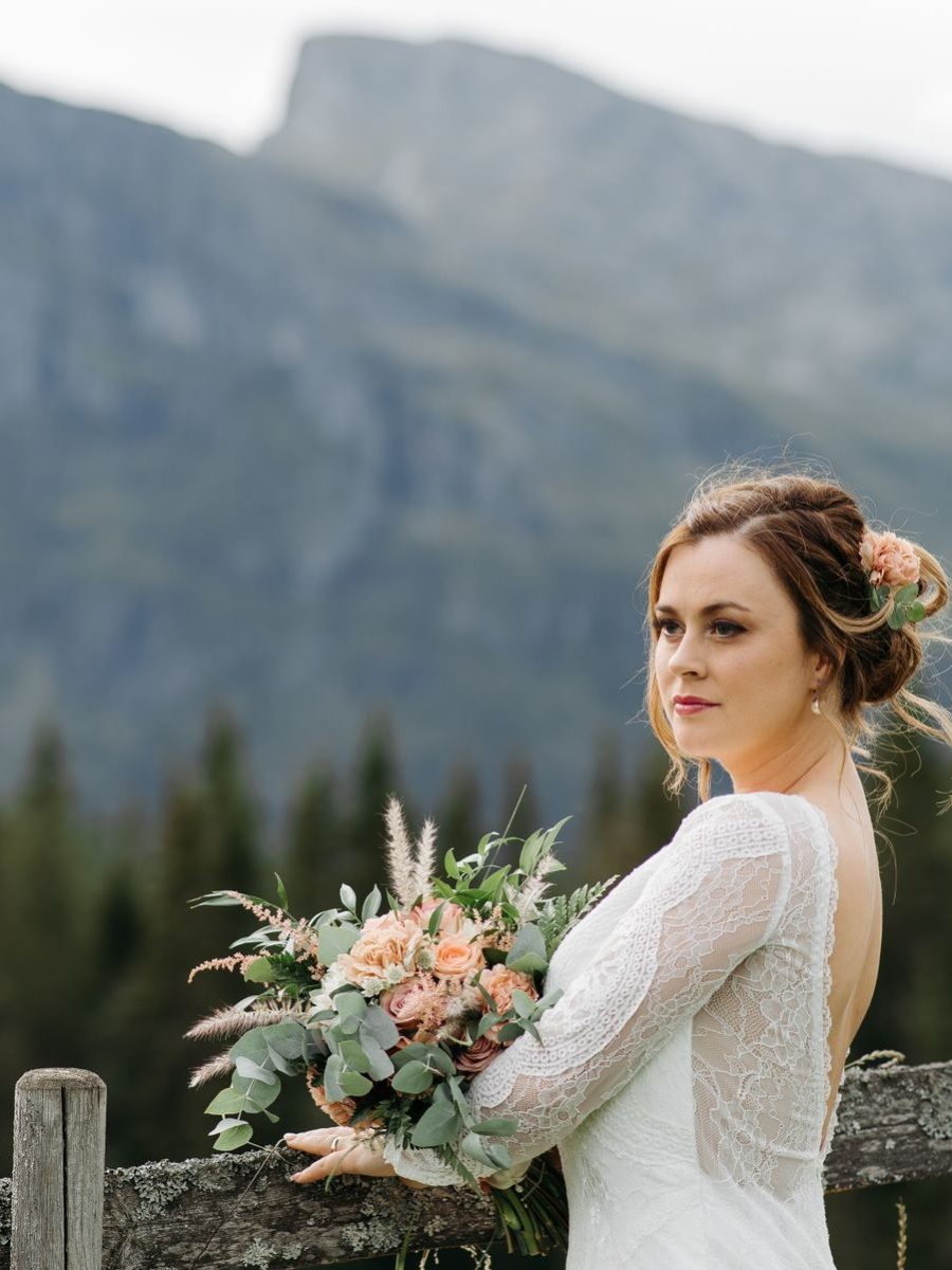 Elegante Hochsteckfrisur von hinten fotografiert