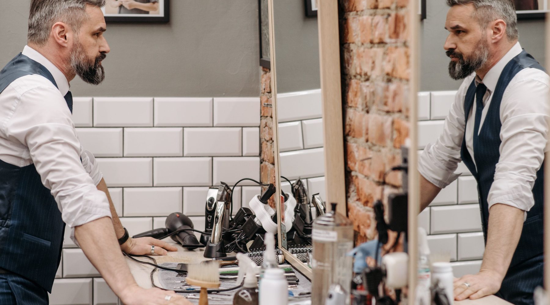 Zwei Friseure arbeiten im Spiegel des Salons