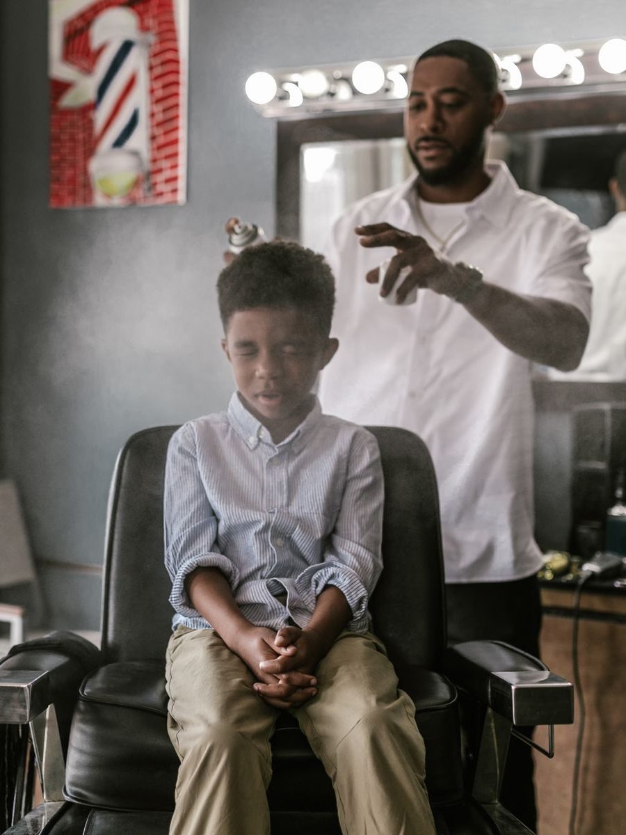 Kind bekommt beim Friseur einen Haarschnitt